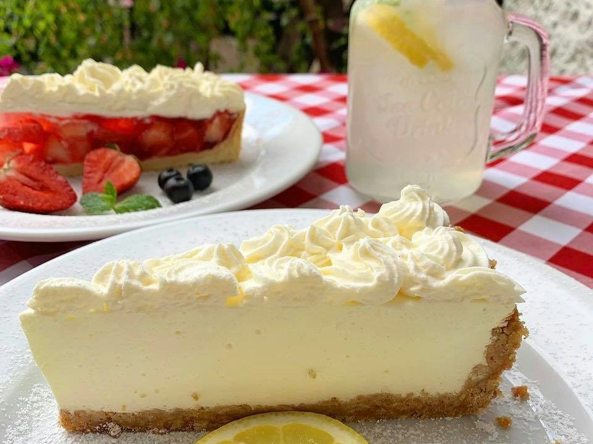 Deser sernik i lemoniada w ogrodzie Lipki